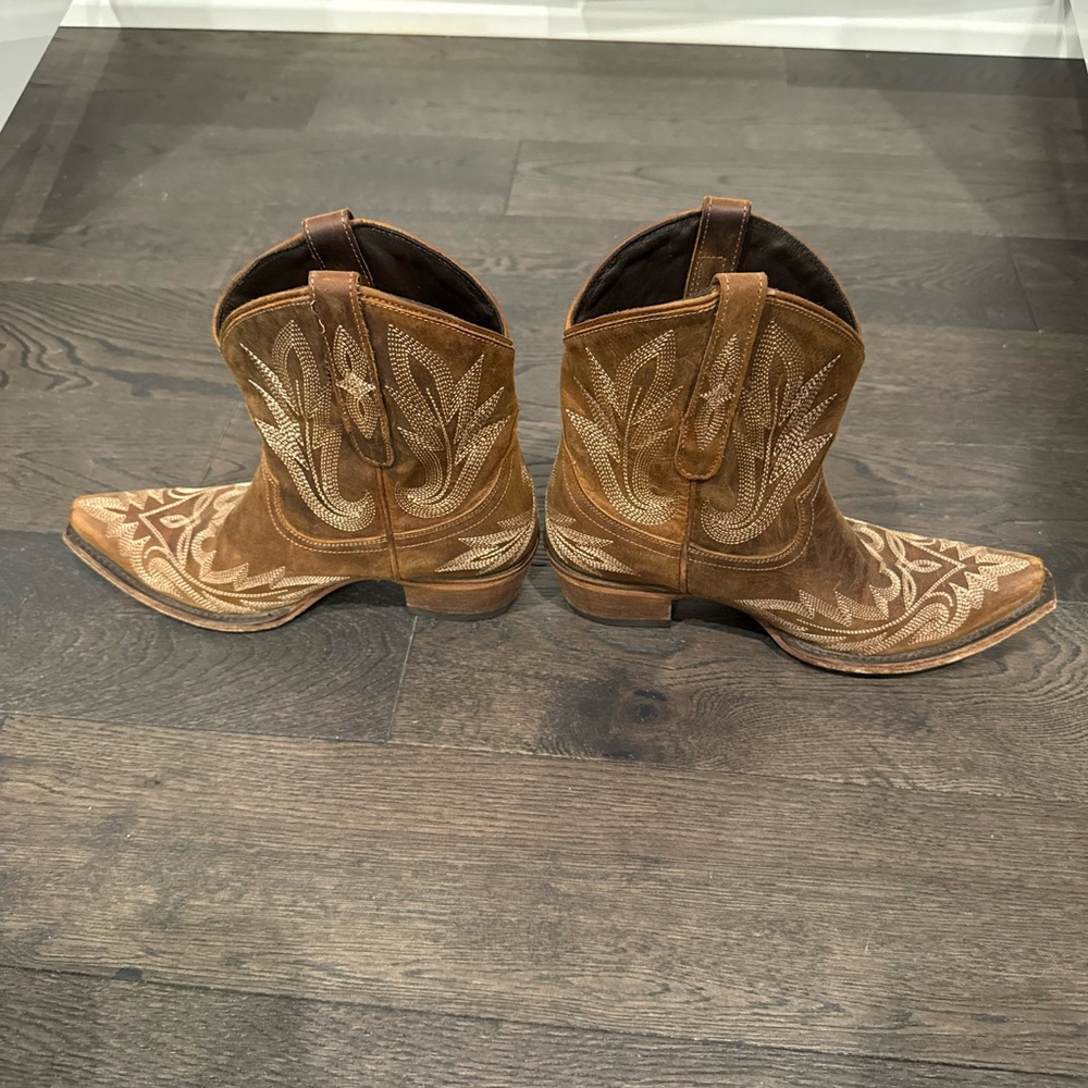 Elegant Brown Western Boots - Picture 2 of 7